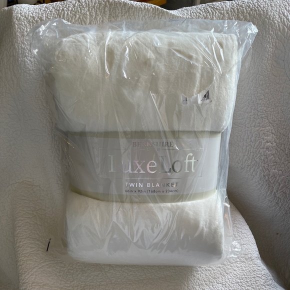 Berkshire Life Luxe Loft Twin Plush Throw Cozy Blanket 66 in x 92 in BRAND NEW!! - Picture 5 of 16
